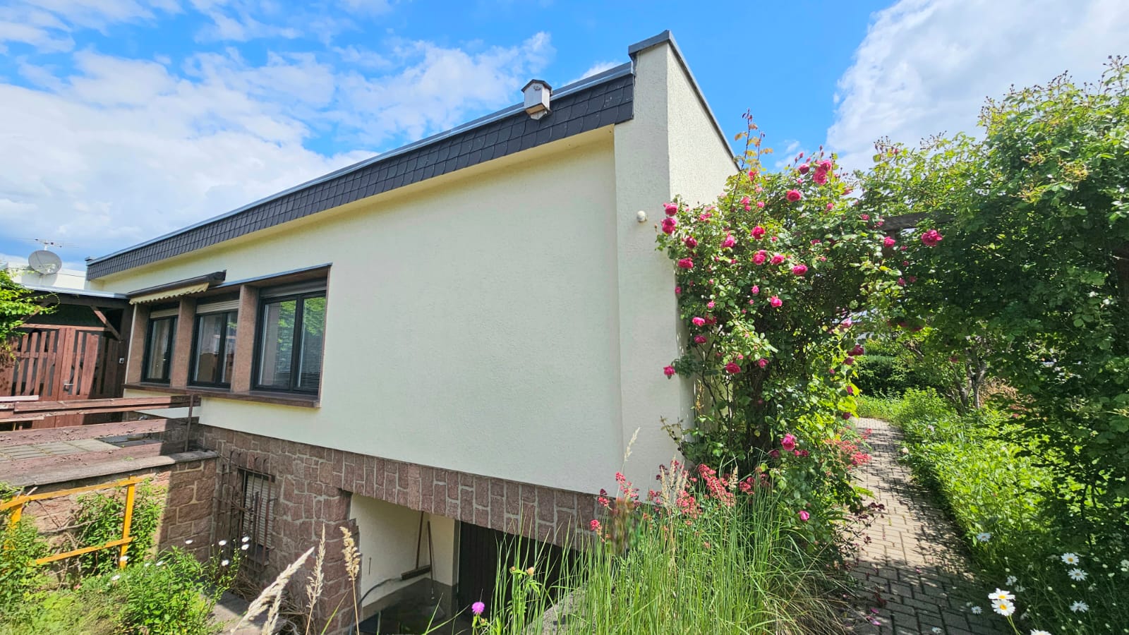 You are currently viewing Einfamilienhaus im Bungalowstil mit schönem Garten, Keller und Garage in bester Lage von Halle Saale !