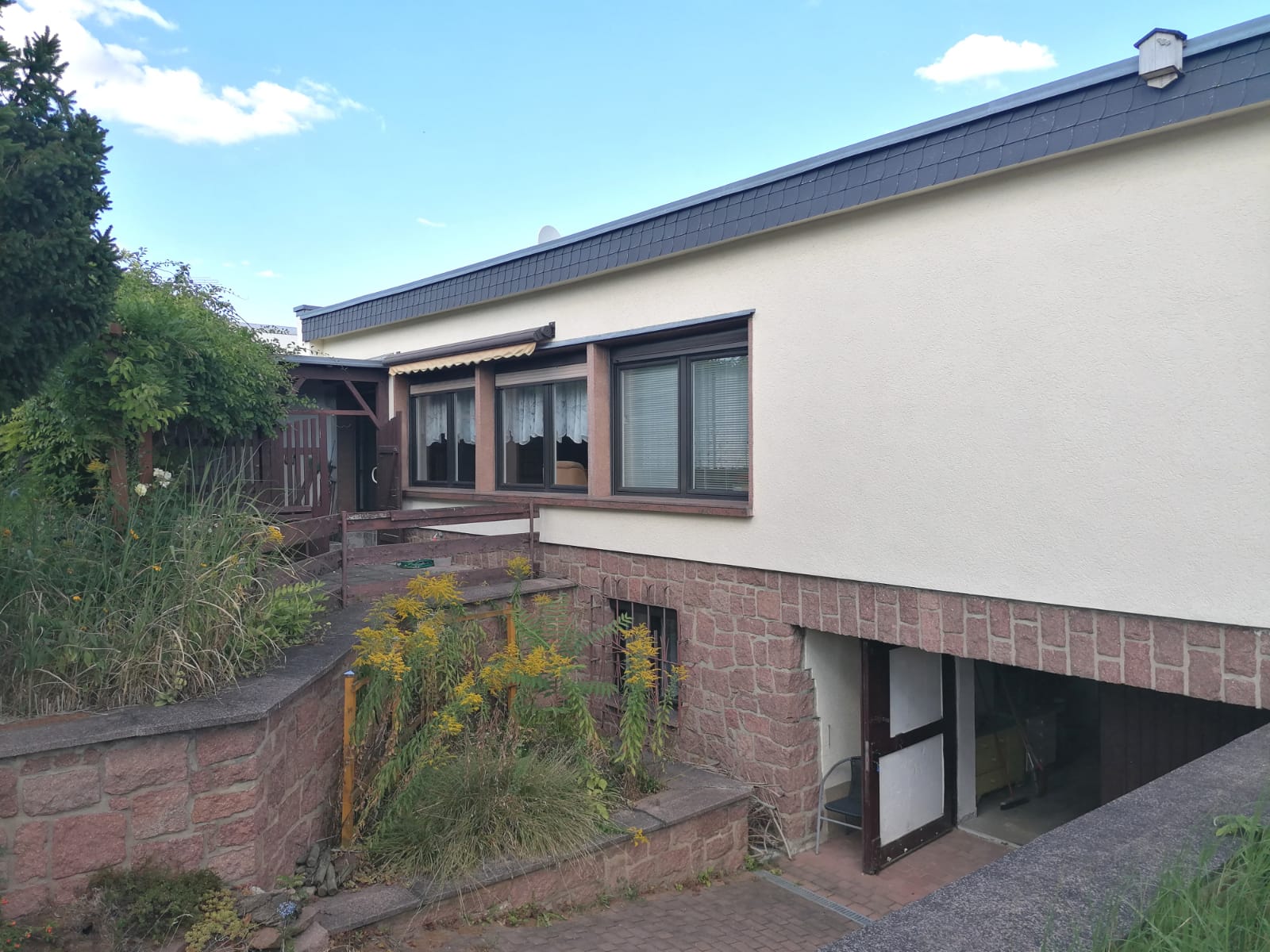 Du betrachtest gerade Einfamilienhaus im Bungalowstil mit schönem Garten, Keller und Garage in bester Lage von Halle Saale !