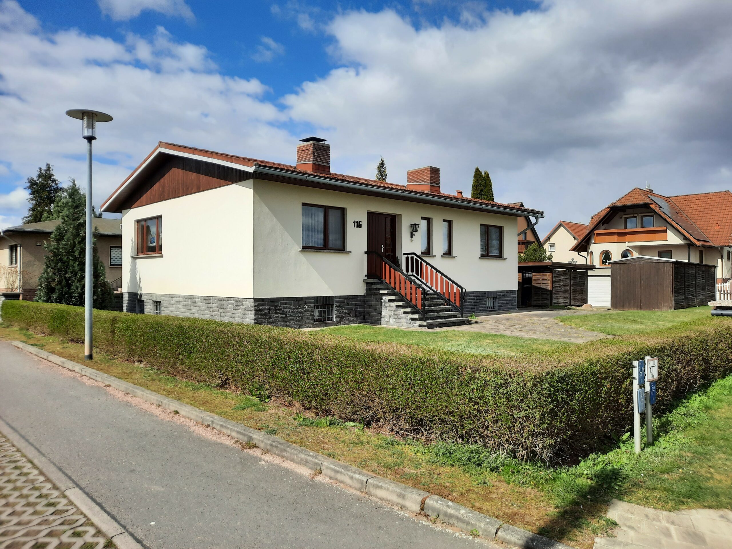 You are currently viewing Freistehendes Einfamilienhaus mit Keller, großer Garage, Carport und wunderschönem Garten in Dessau – Roßlau OT Törten !