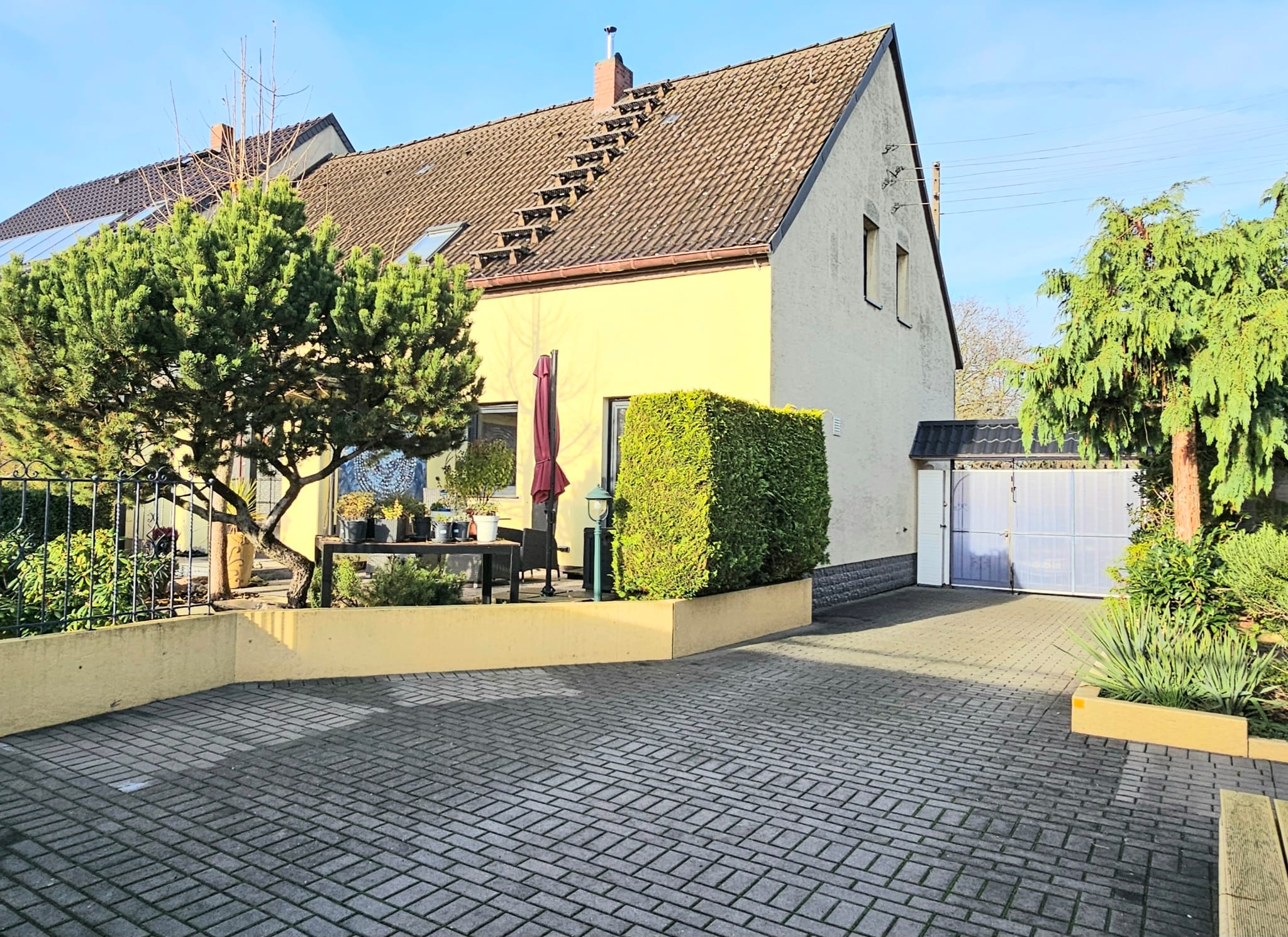 Du betrachtest gerade Gepflegtes Einfamilienhaus mit Keller, Doppelgarage und Pool in Gräfenhainichen!